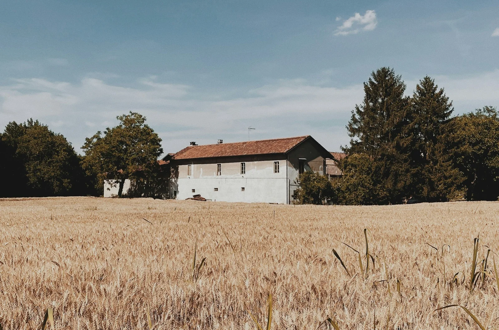 Historischer Gutshof in einer europäischen Landschaft